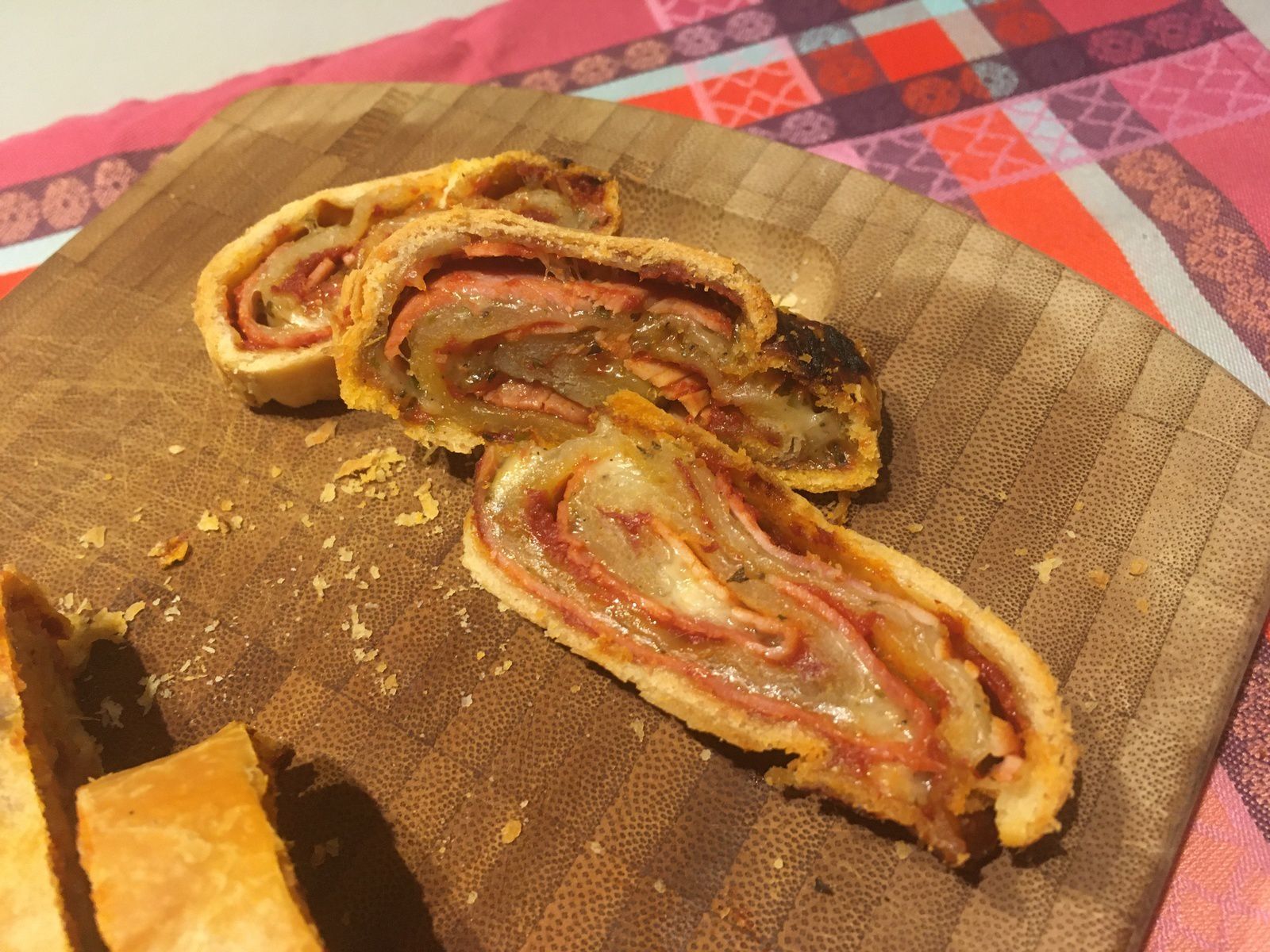 Pizza roulée au jambon, mozzarella et origan