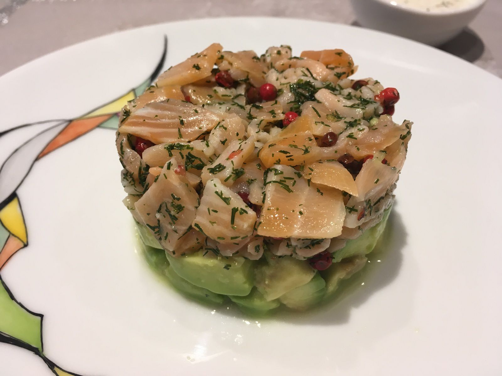 Tartare de saumon fumé à l'avocat et aux baies roses