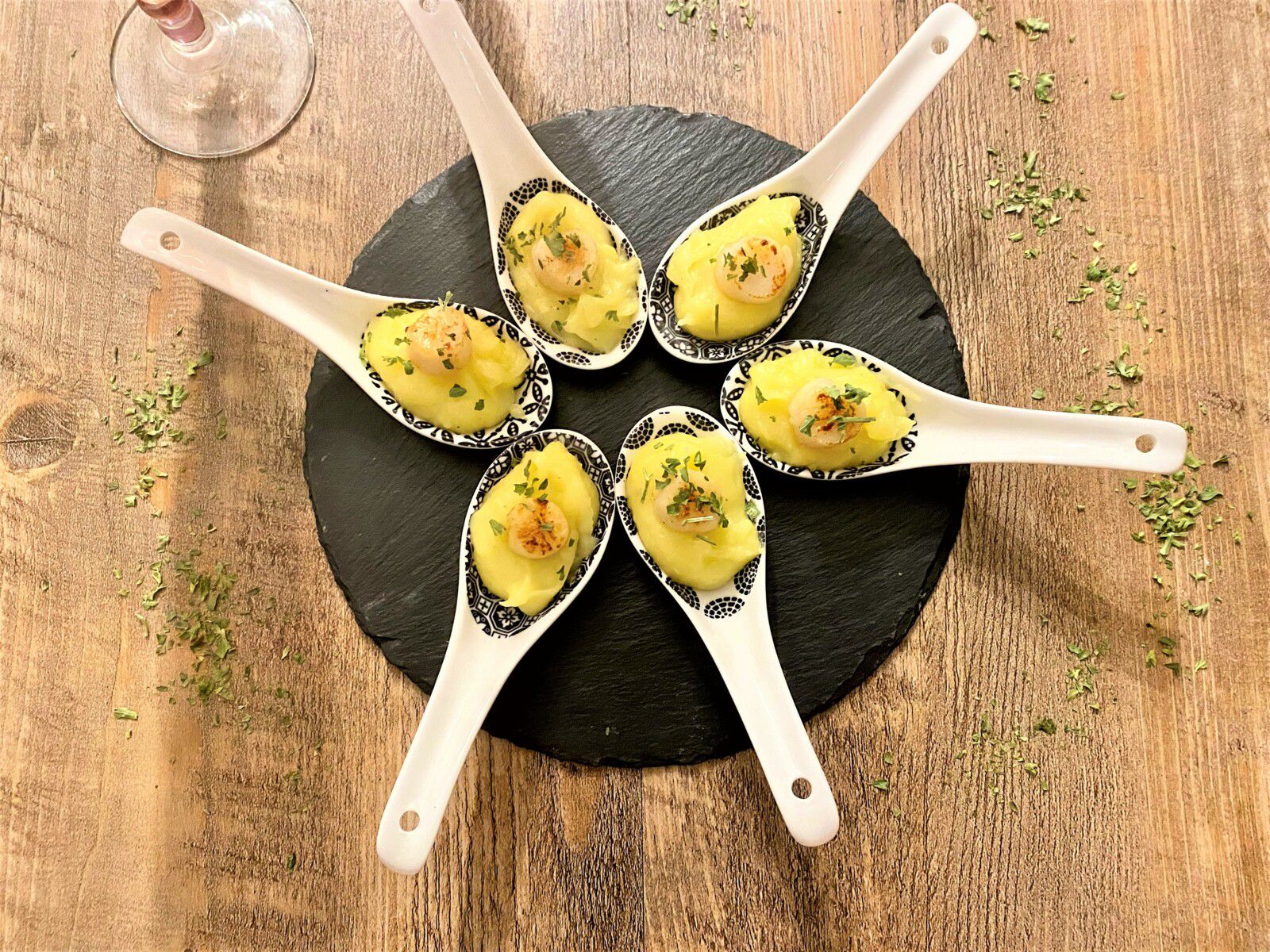 Cuillères apéritives aux pétoncles et purée de pommes de terre à la truffe