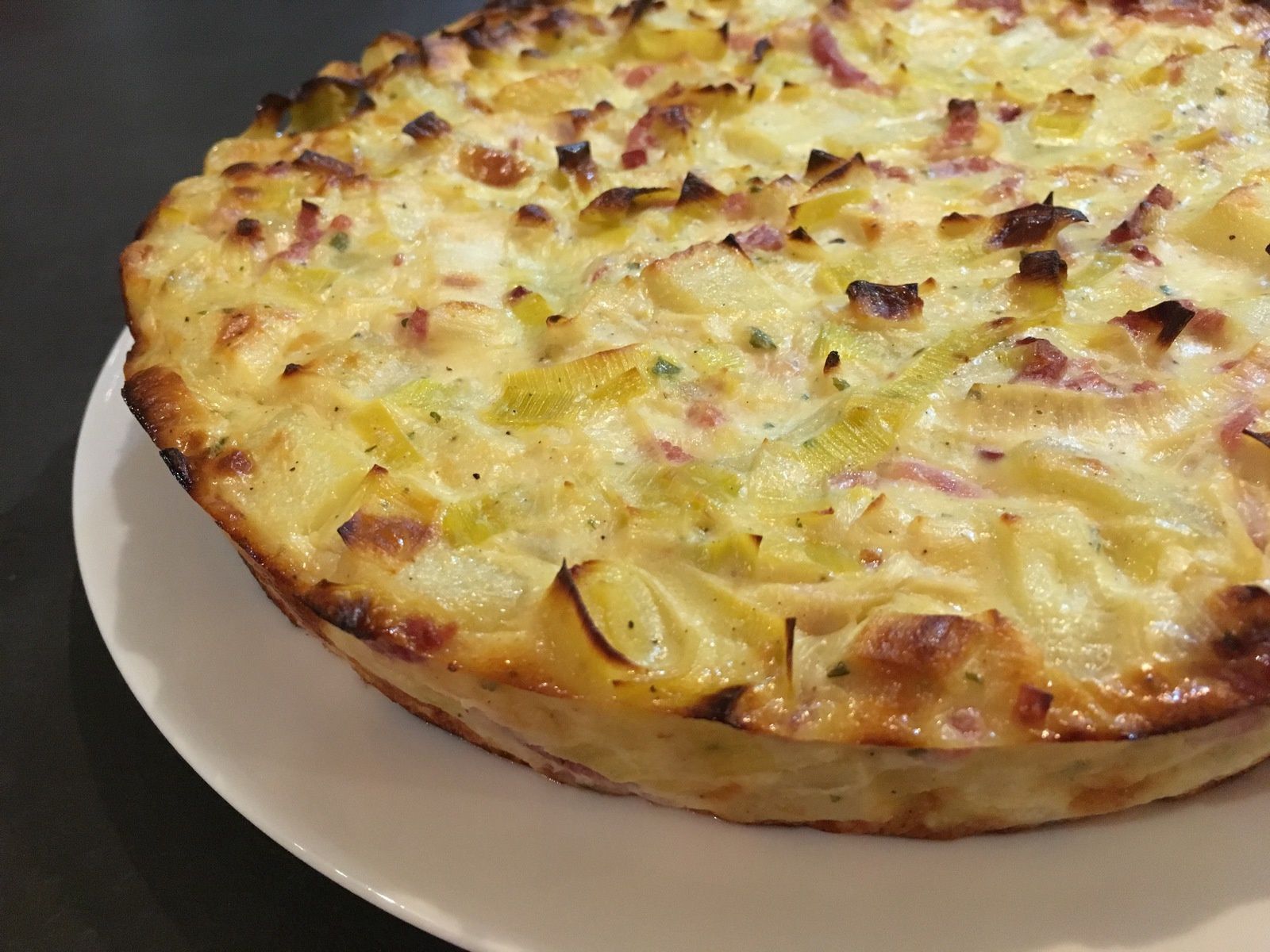 Quiche sans pâte aux poireaux, pommes de terre et bacon