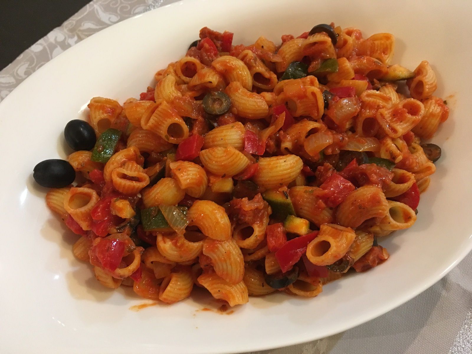 Pâtes aux légumes du soleil et au chorizo