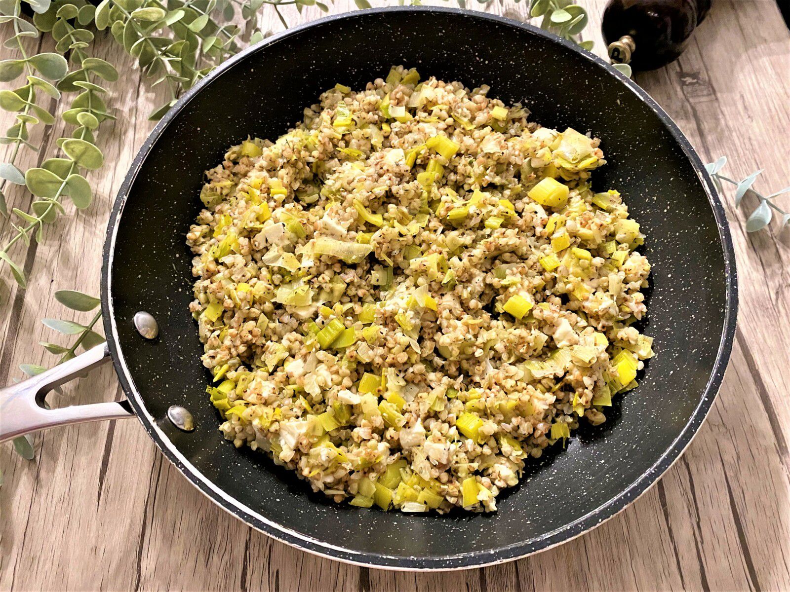 Poêlée de sarrasin aux poireaux et à la feta