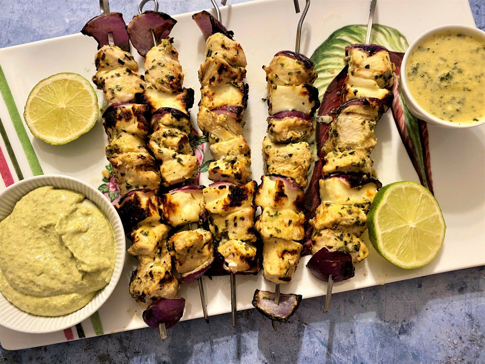 Brochettes de poulet et halloumi au basilic, mayonnaise au pesto