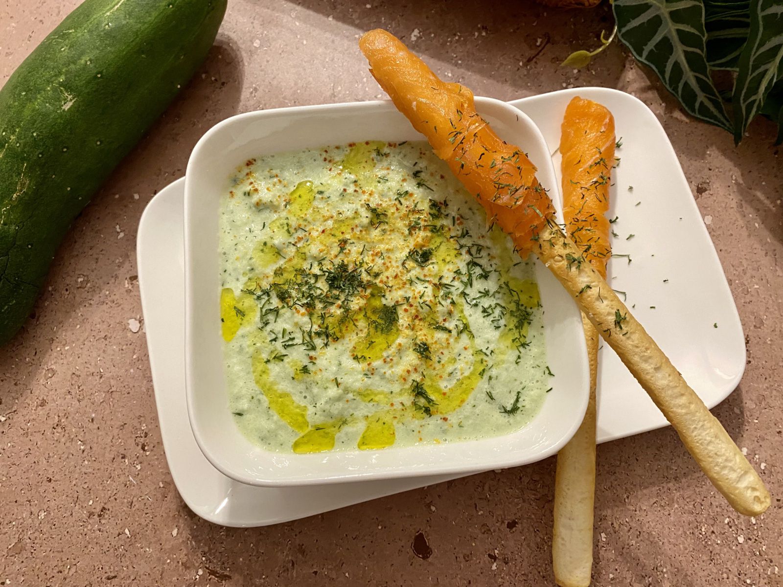 Soupe froide de concombre, gressins au saumon