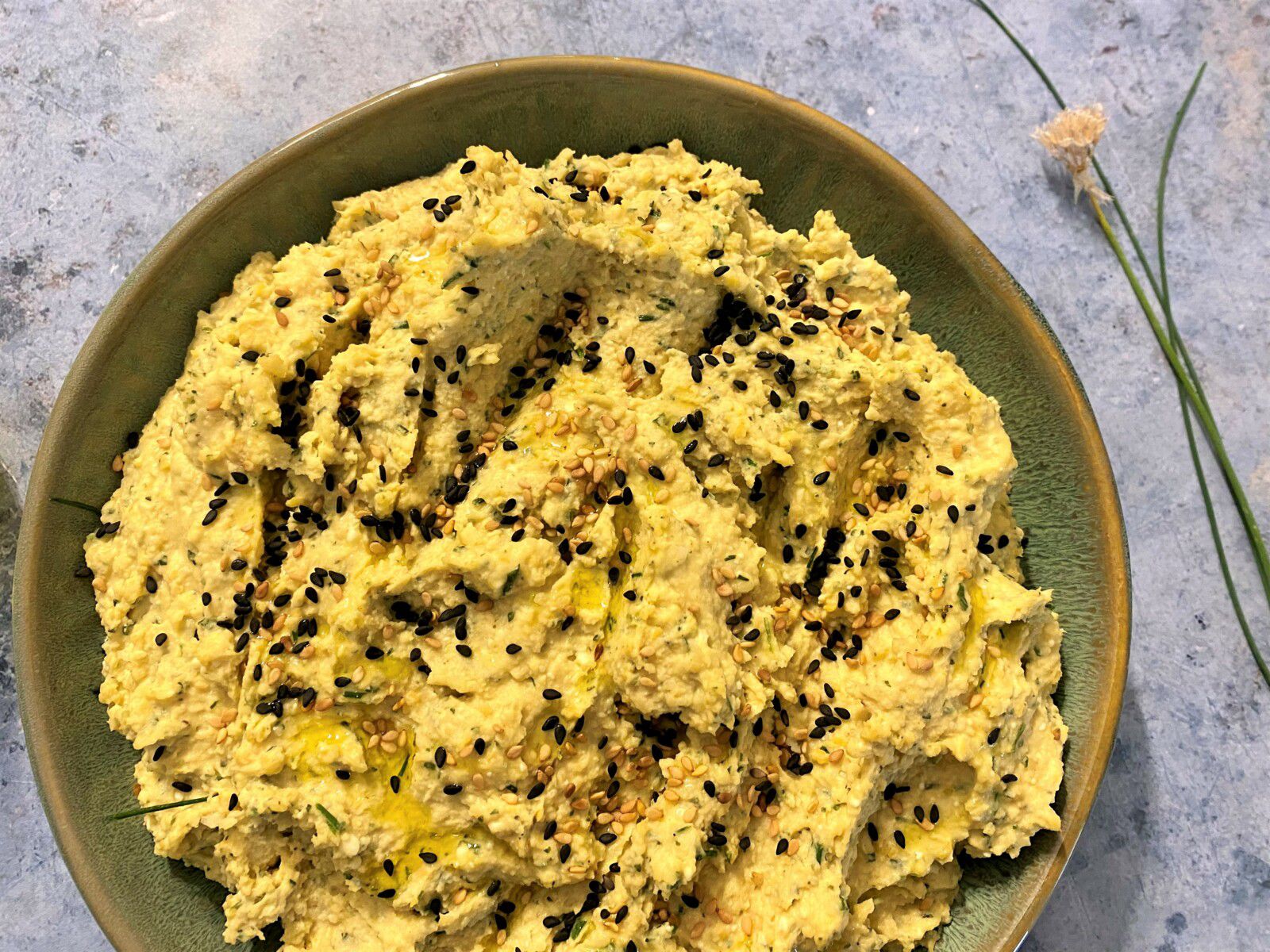 Houmous aux herbes et à la feta