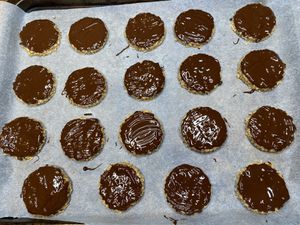 Biscuits aux flocons d'avoine, cacahuète et chocolat