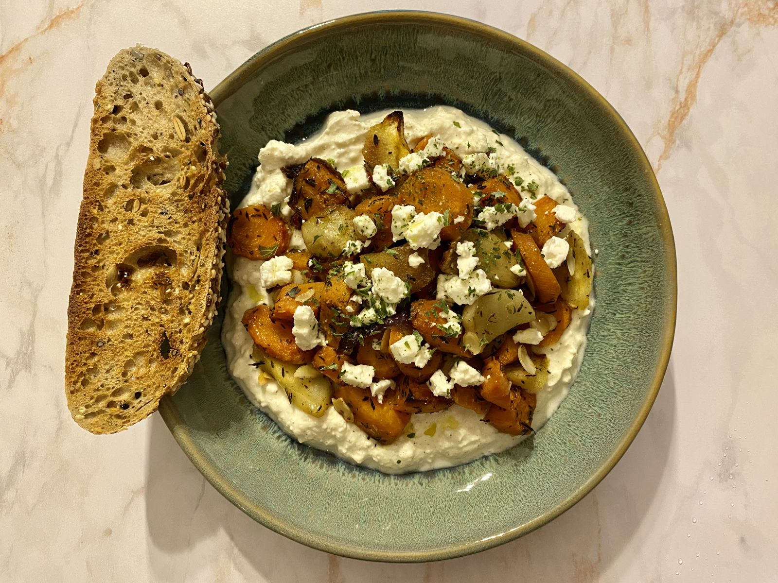 Légumes rôtis au sirop d’érable, crème à la feta et citron