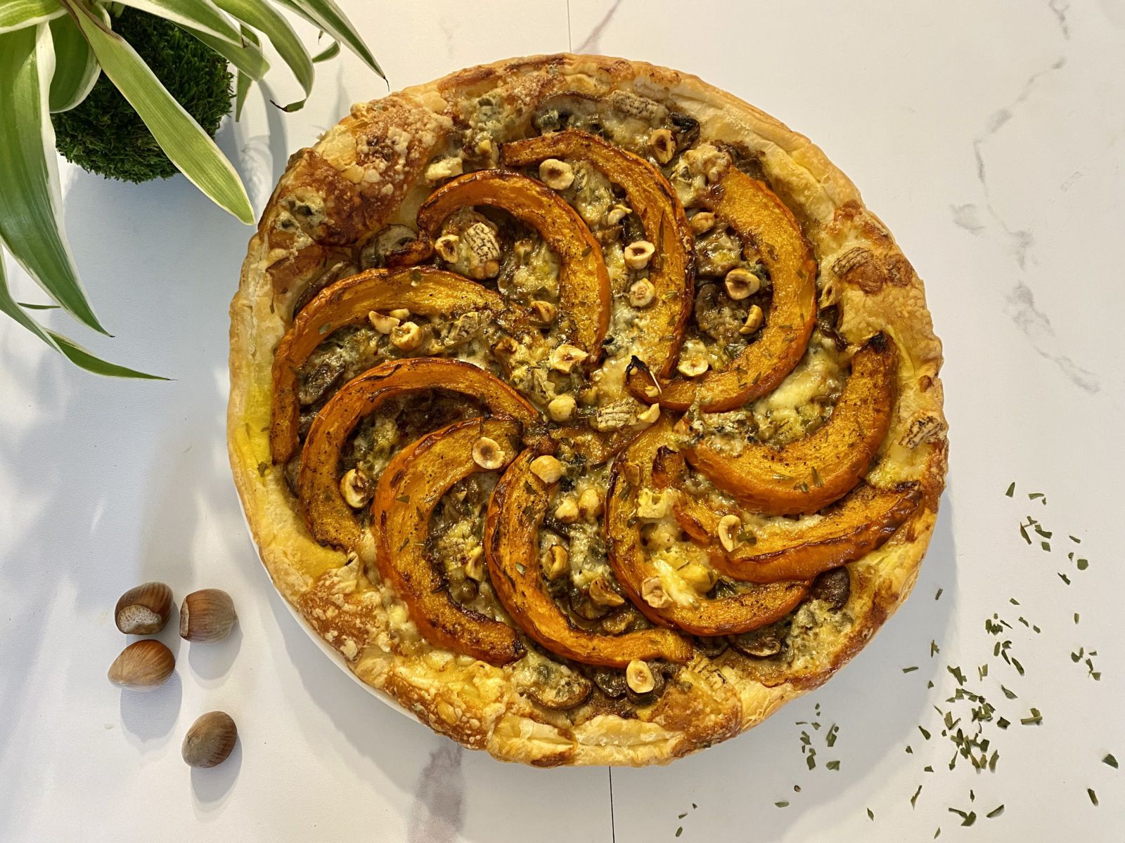 Tarte fine aux champignons, potimarron et roquefort