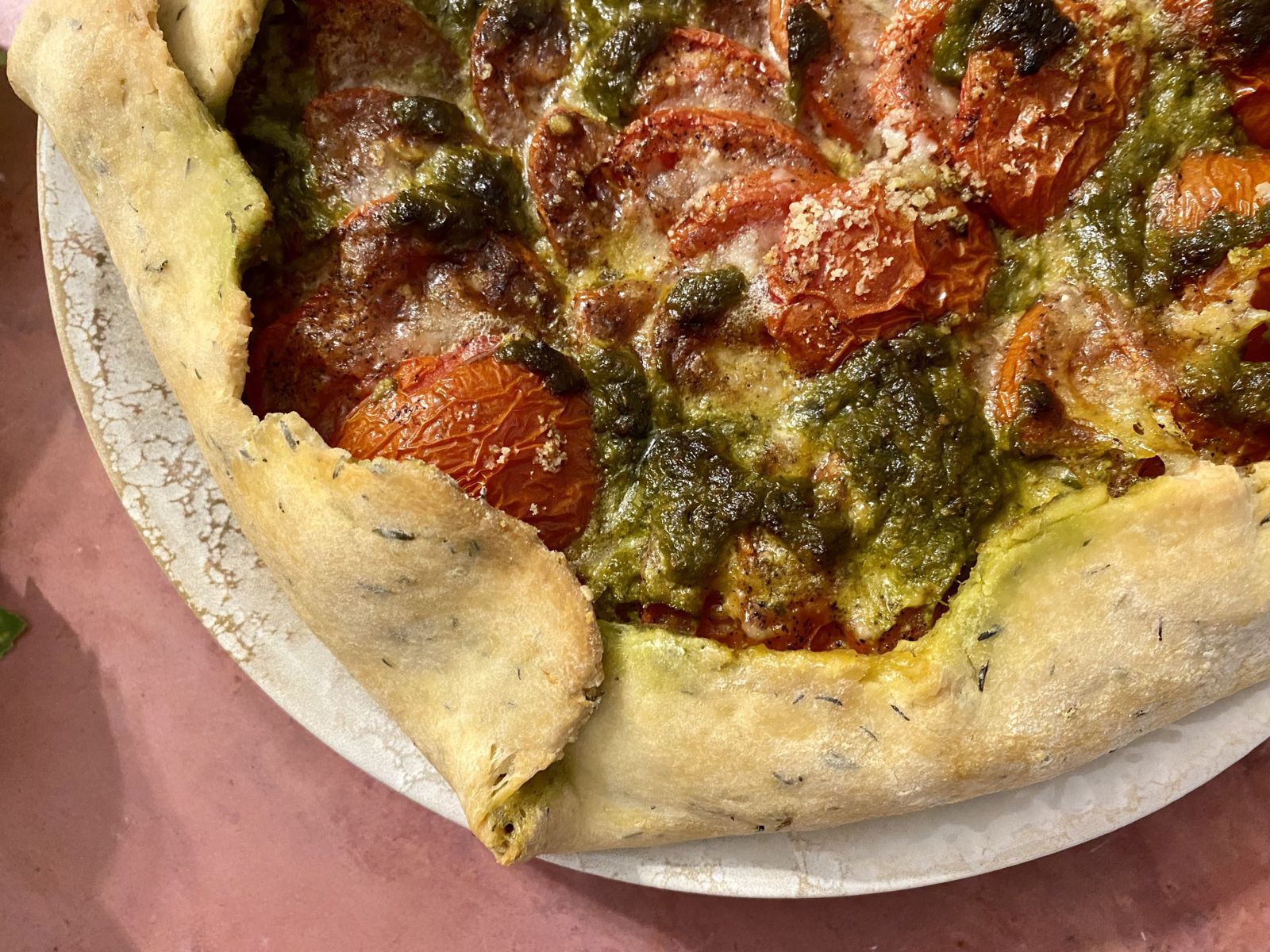 Tarte rustique aux tomates et pesto