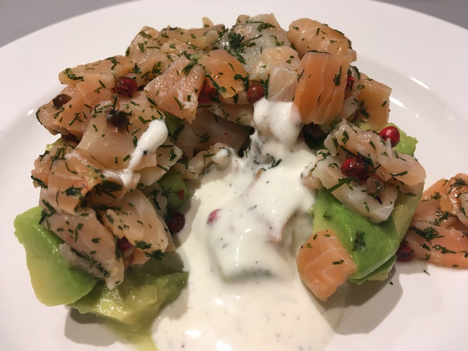 Tartare de saumon fumé à l'avocat et aux baies roses