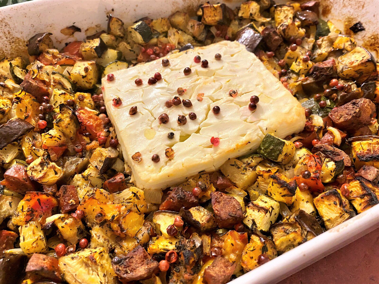 Légumes d'été rôtis, feta et chorizo