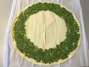 Couronne feuilletée pesto, courgette, chèvre et pignon de pin