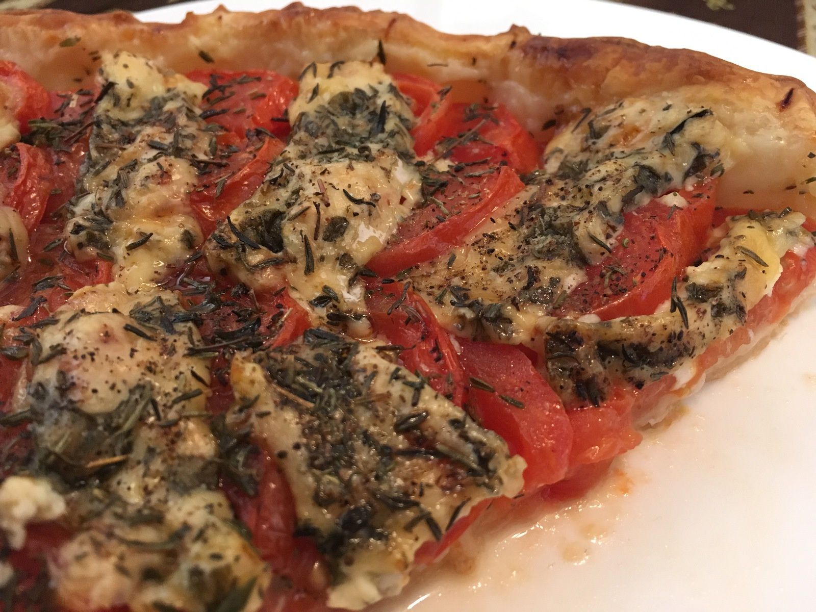 Tarte fine à la tomate et à la fourme d'Ambert