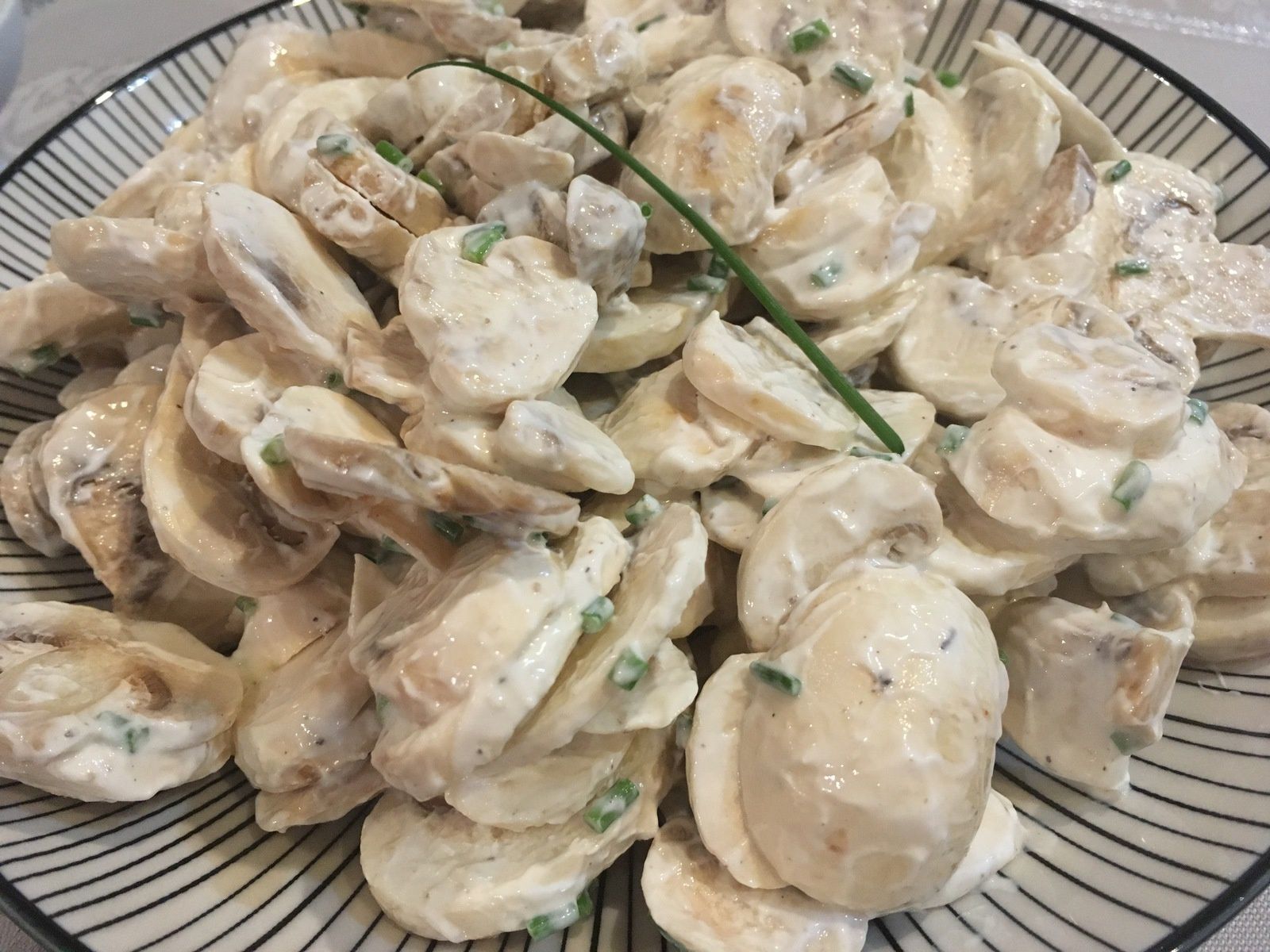 Salade de champignons, sauce yaourt citronnée