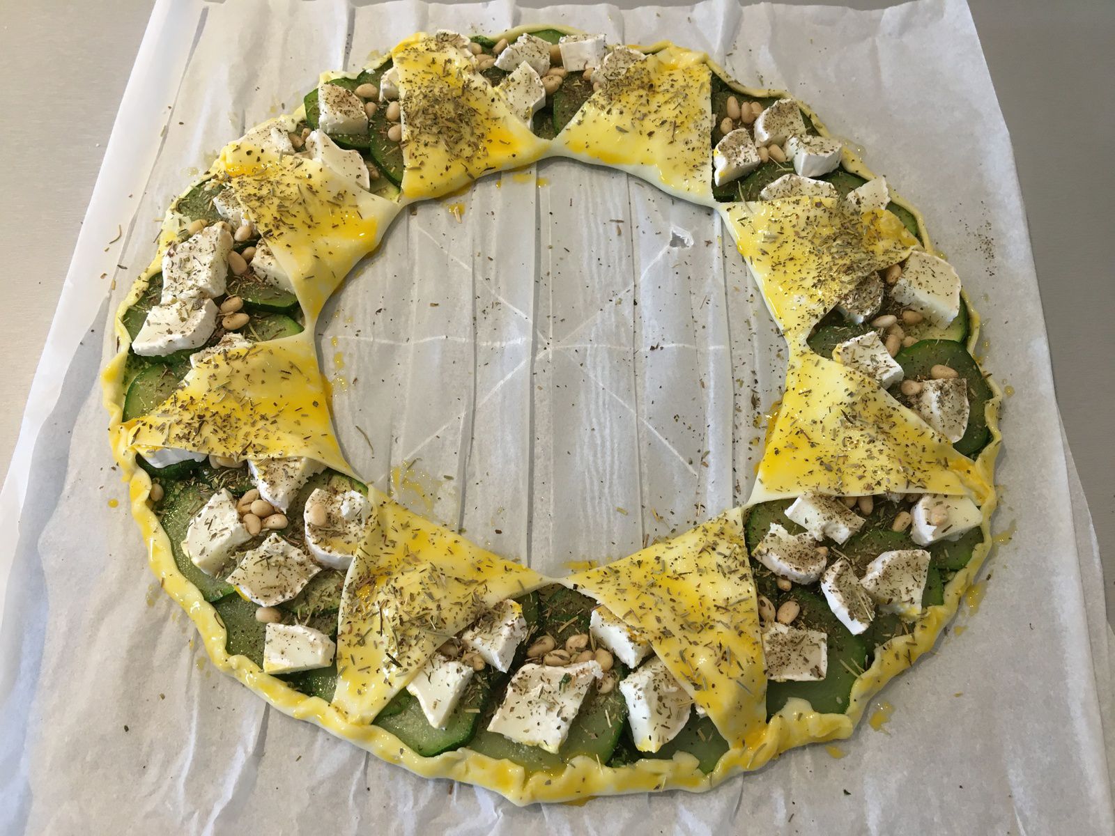 Couronne feuilletée pesto, courgette, chèvre et pignon de pin