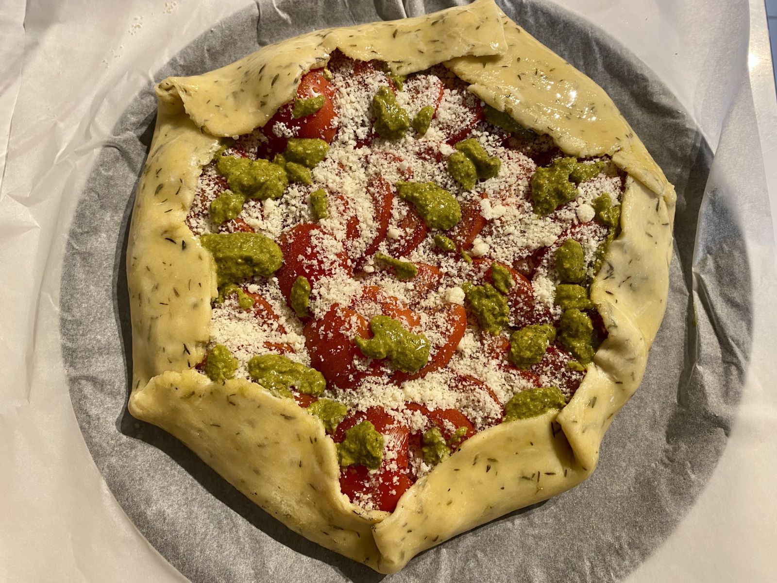 Tarte rustique aux tomates et pesto