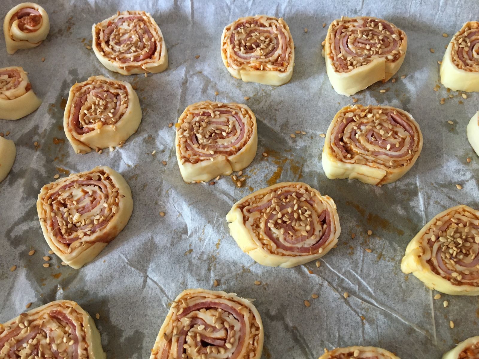 Feuilletés roulés au pesto rosso et au jambon