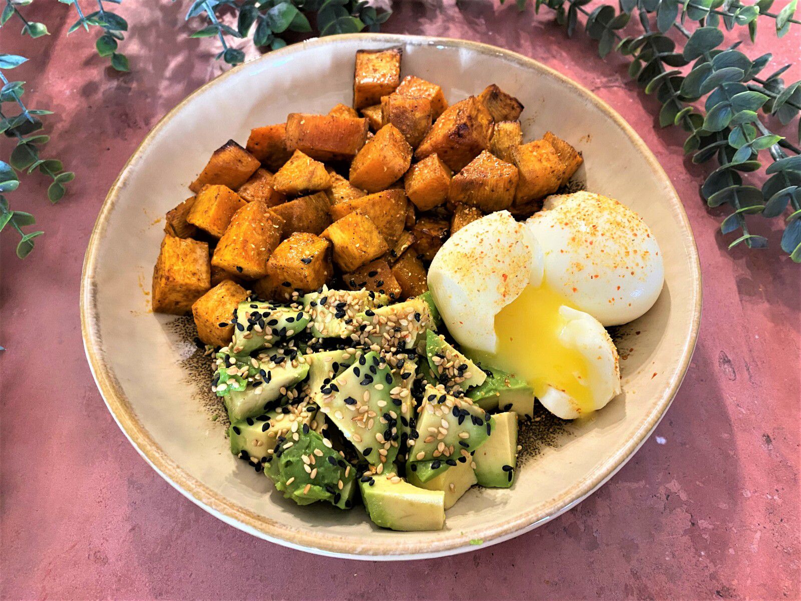 Patate douce, œufs mollet et avocat