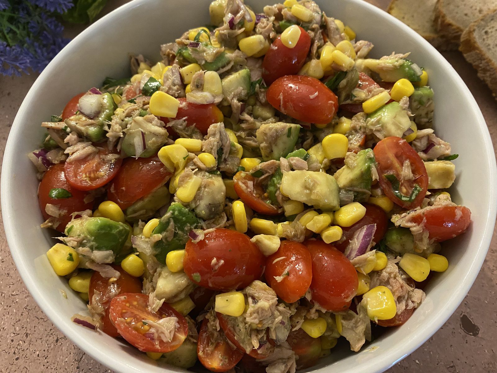 Salade d'avocat au thon, maïs et tomates cerises