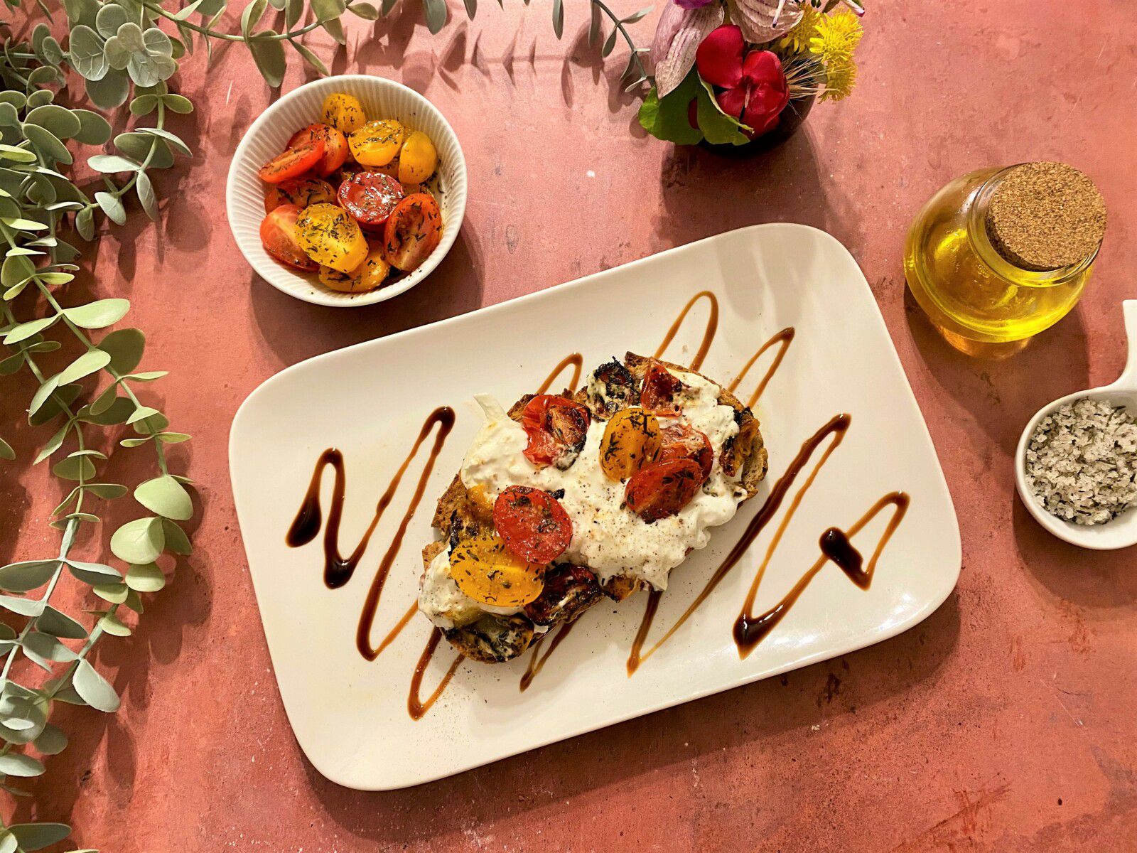 Bruschetta burrata, tomates cerises rôties au miel et au thym