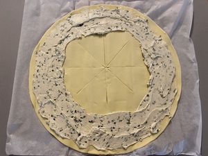 Couronne feuilletée au chèvre et au saumon fumé