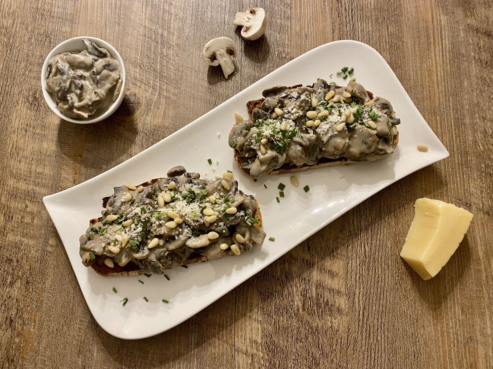 Bruschetta aux champignons, parmesan et pignons de pin