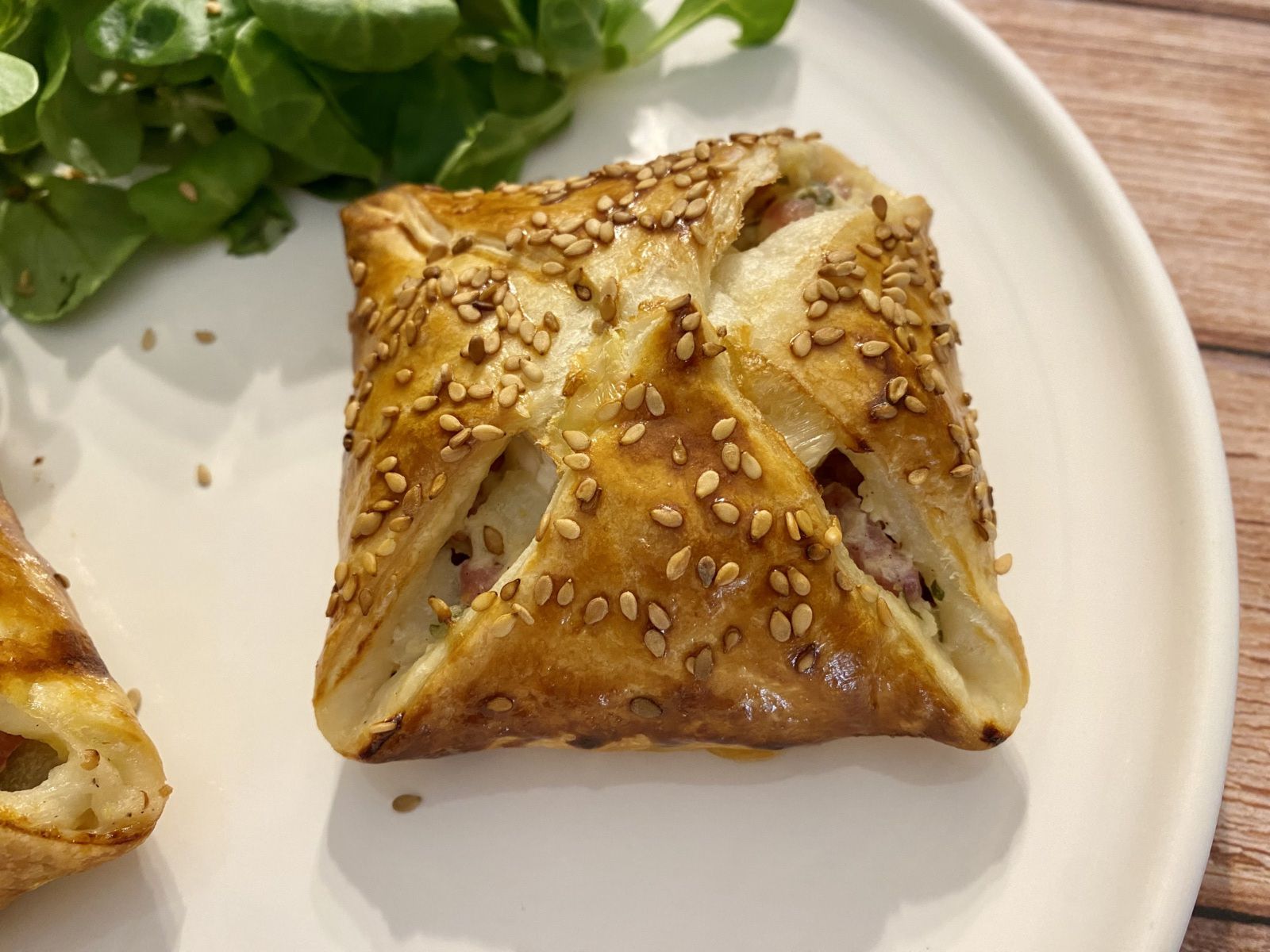 Panier feuilleté au bacon, oignon et chèvre