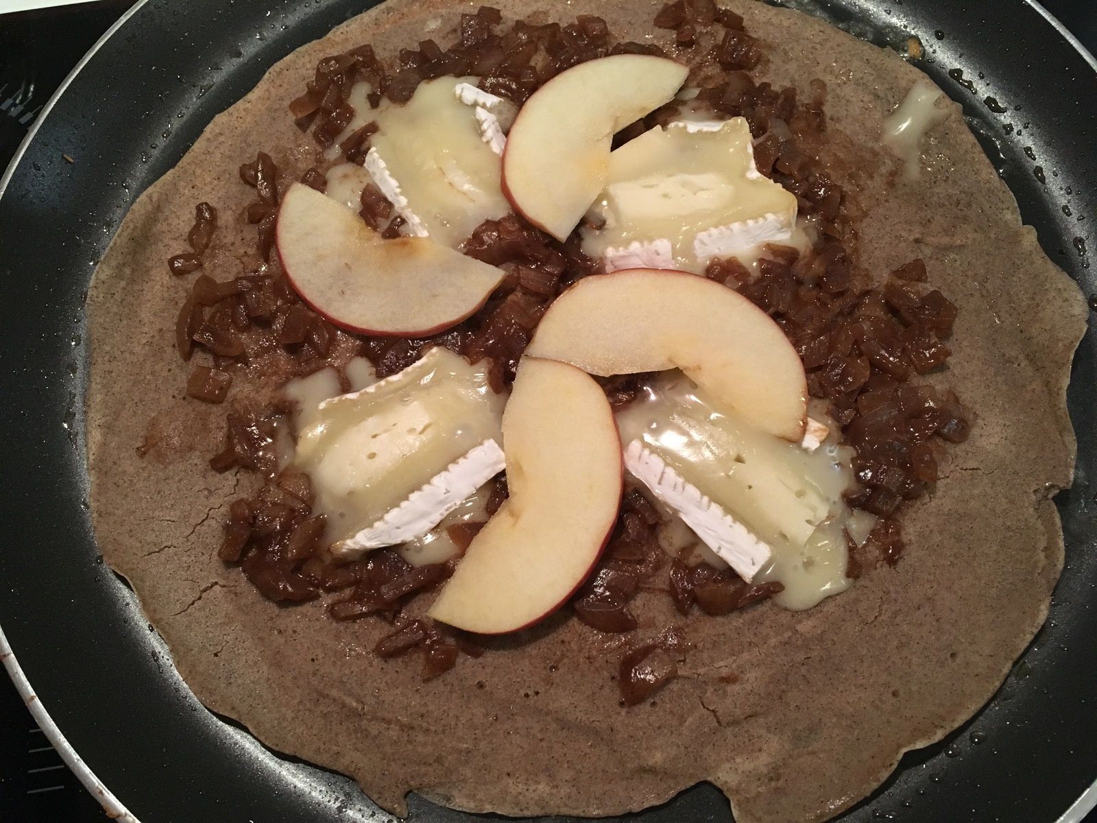 Galettes de sarrasin au brie de Meaux, pommes et compotée d’oignons au cidre