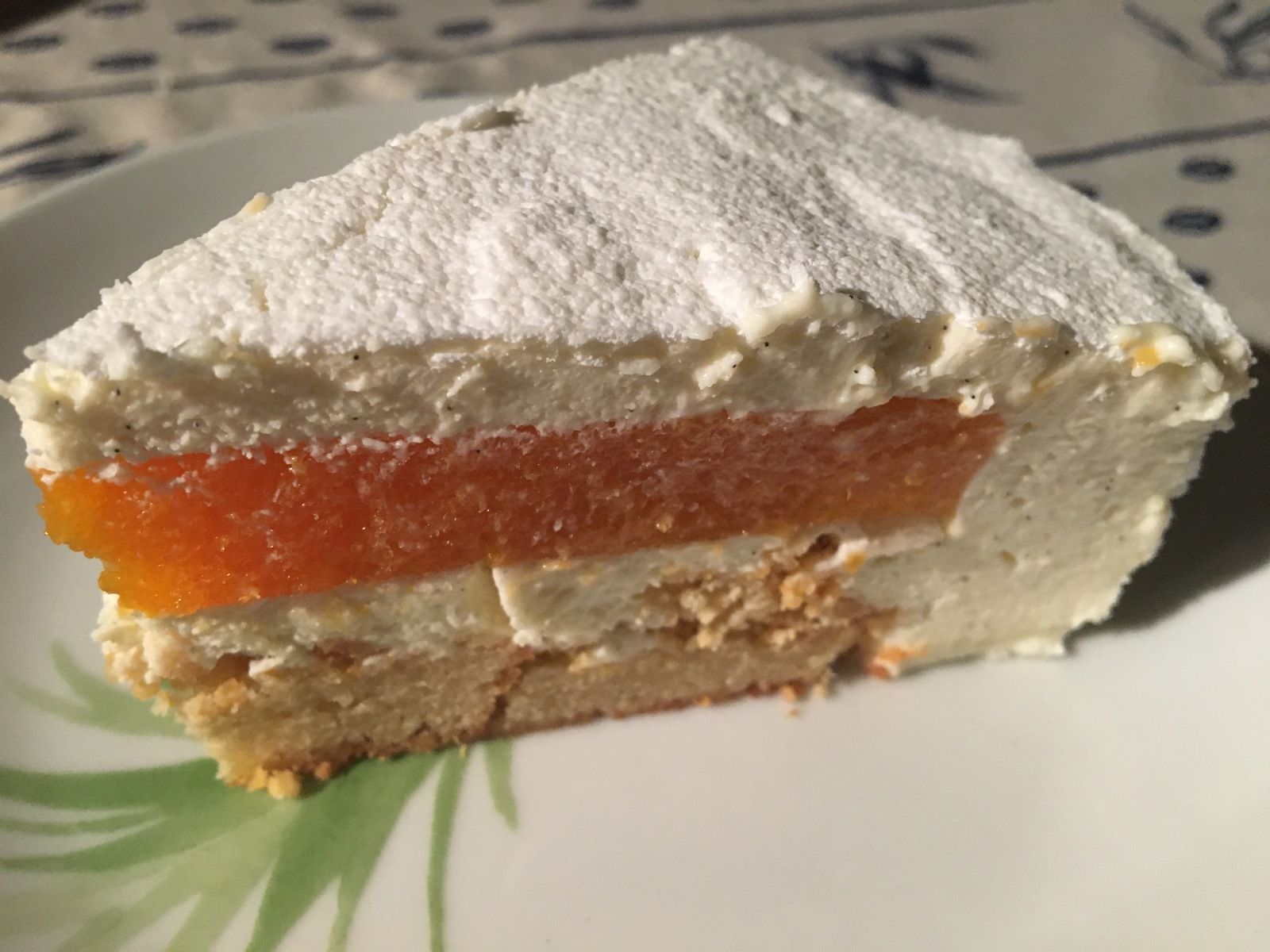 Entremets abricot, vanille et noisette