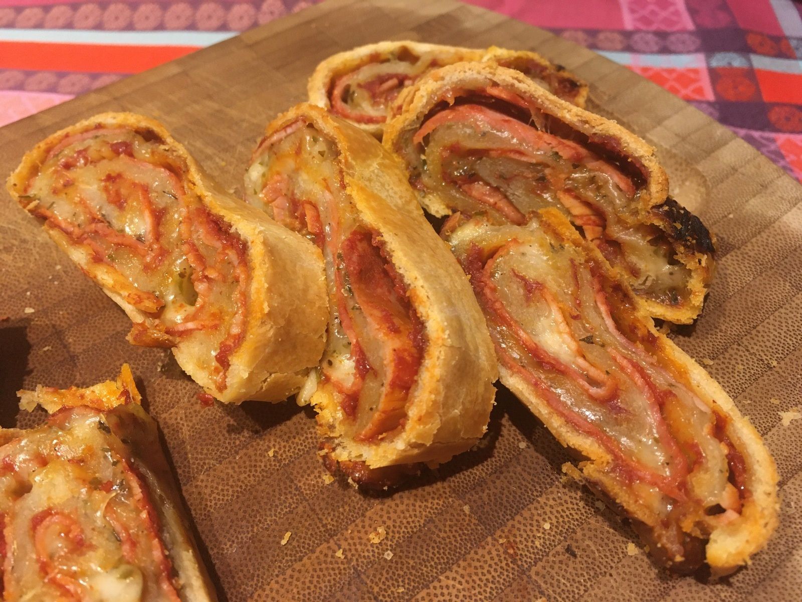 Pizza roulée au jambon, mozzarella et origan