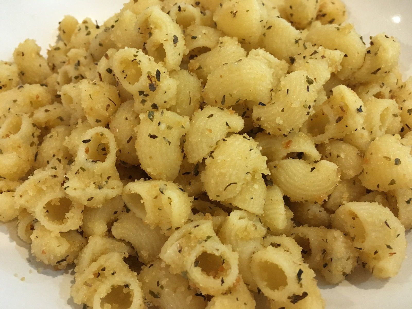 Pâtes à l'ail, origan, huile d'olive et chapelure