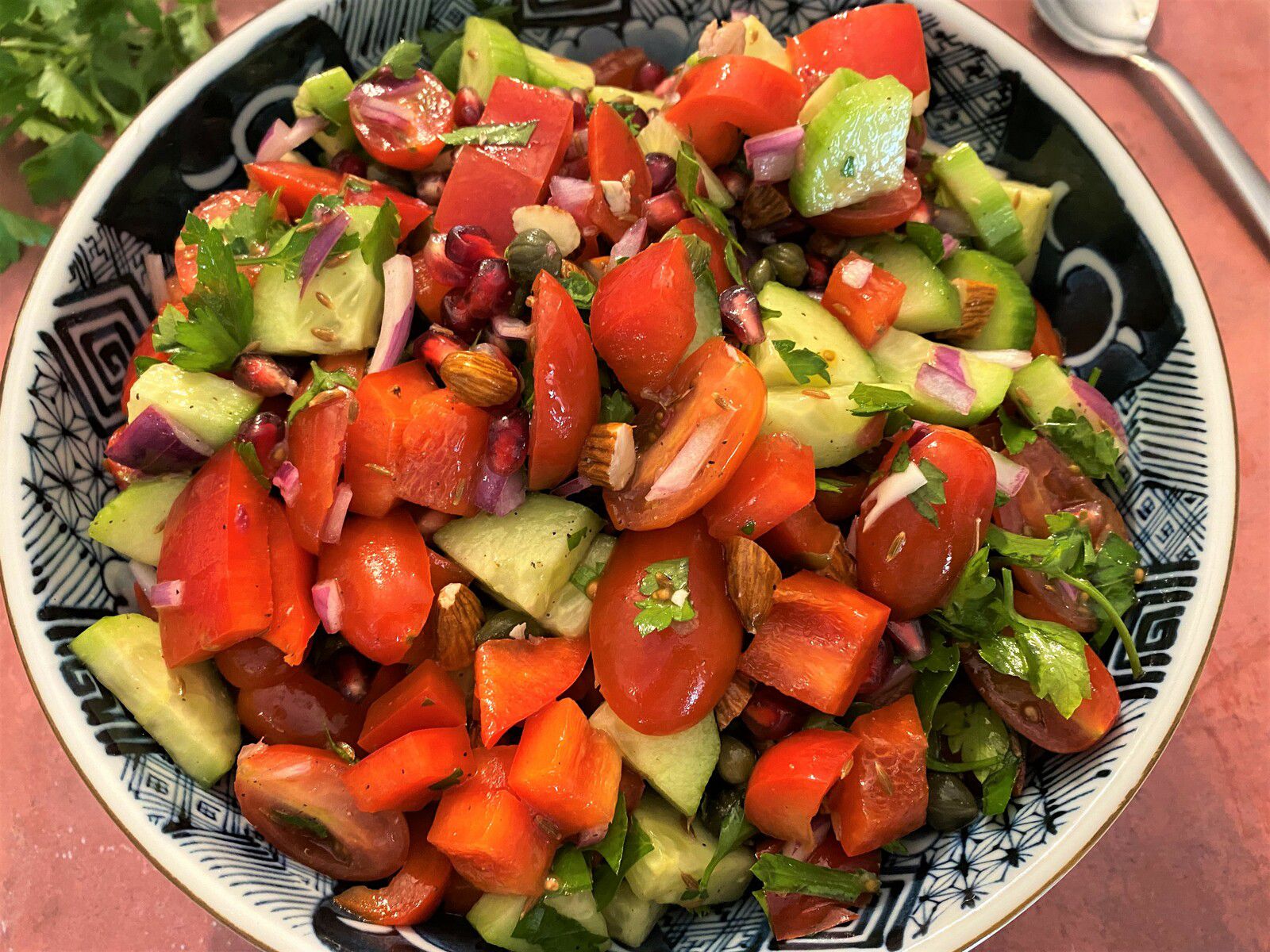 Salade de concombre, tomates cerises, poivron, grenade et amande