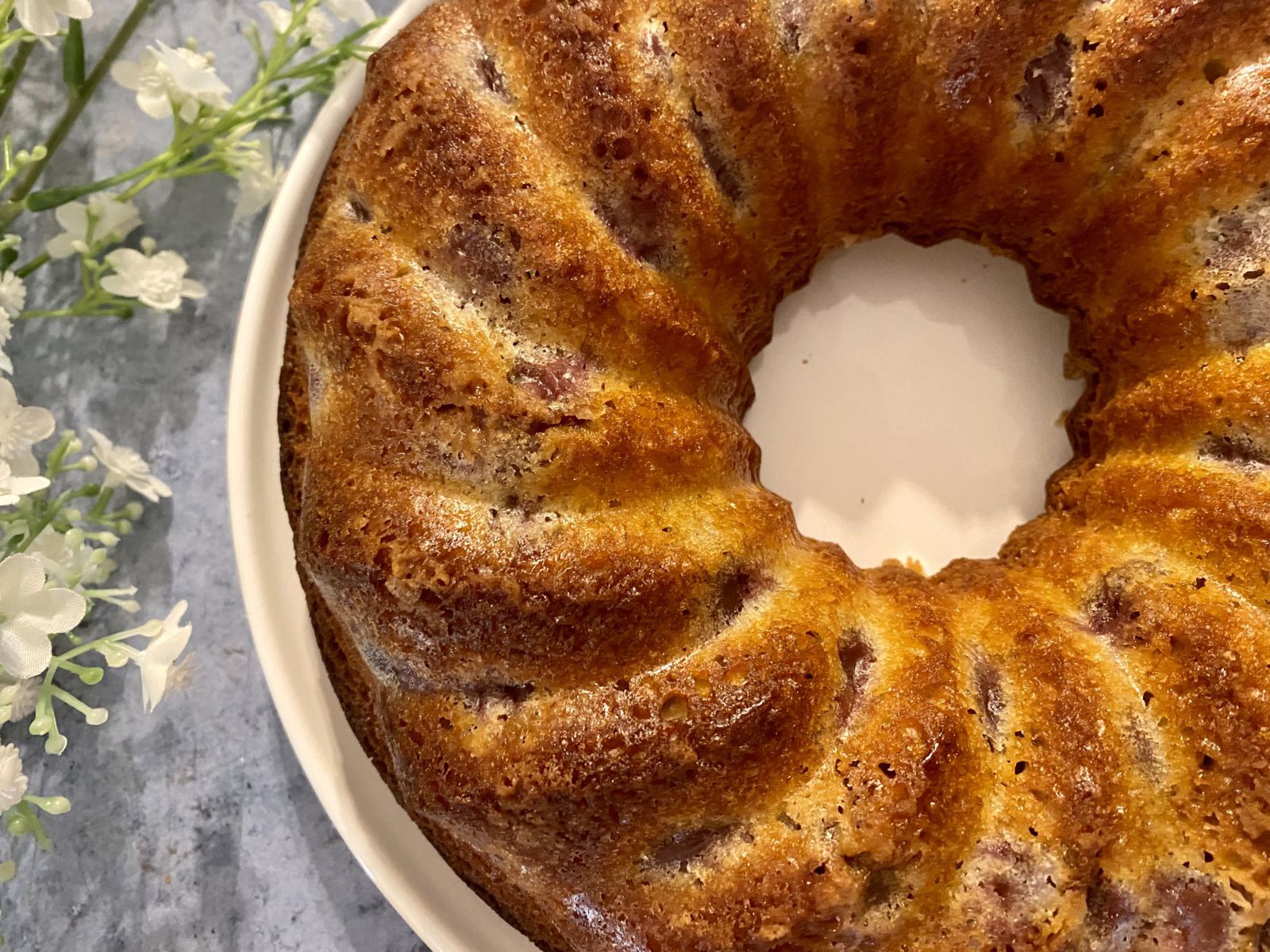 Gâteau au yaourt, cerises amarena et amande