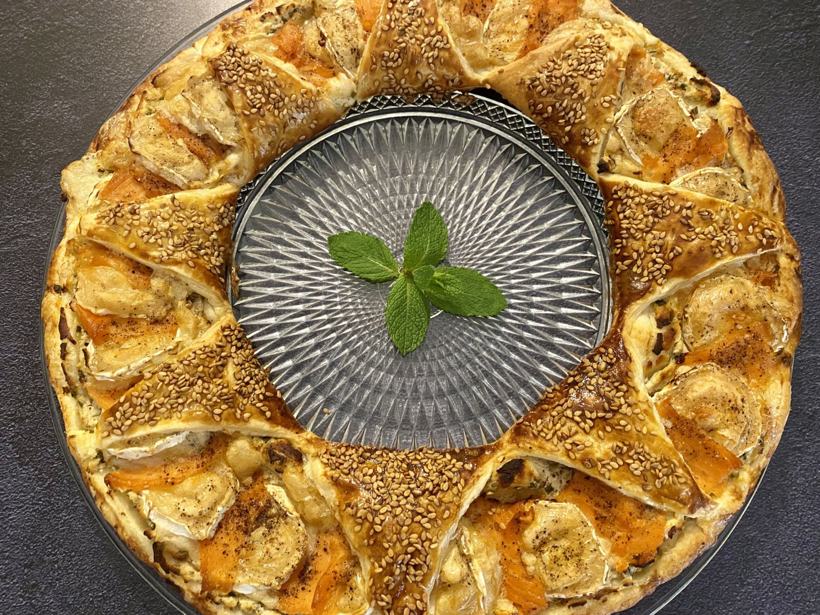 Couronne feuilletée au chèvre et au saumon fumé