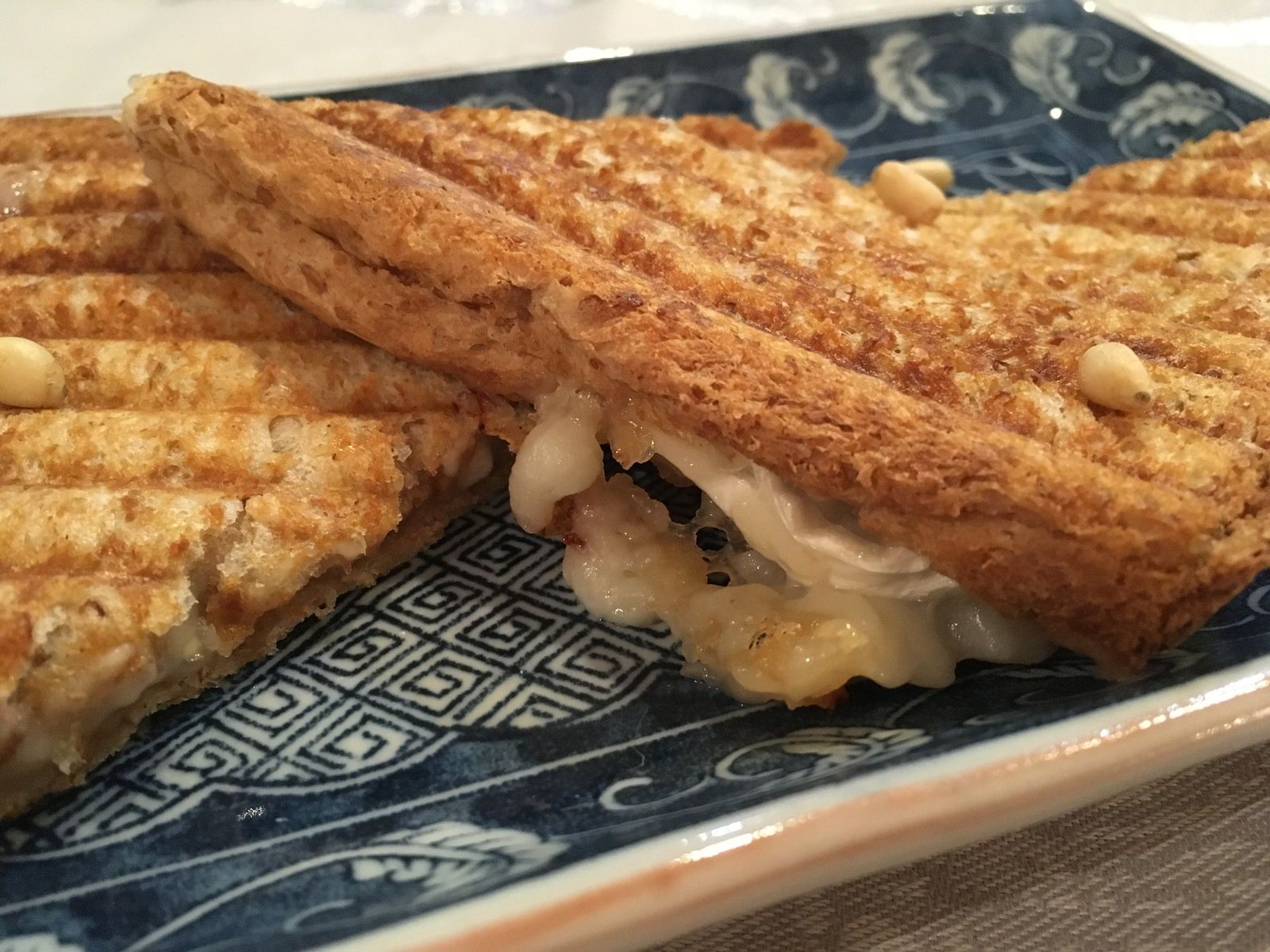 Croque chèvre, miel et pignons de pin