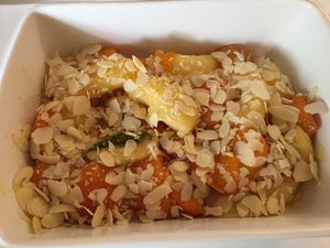 Pêches et abricots au basilic et aux amandes