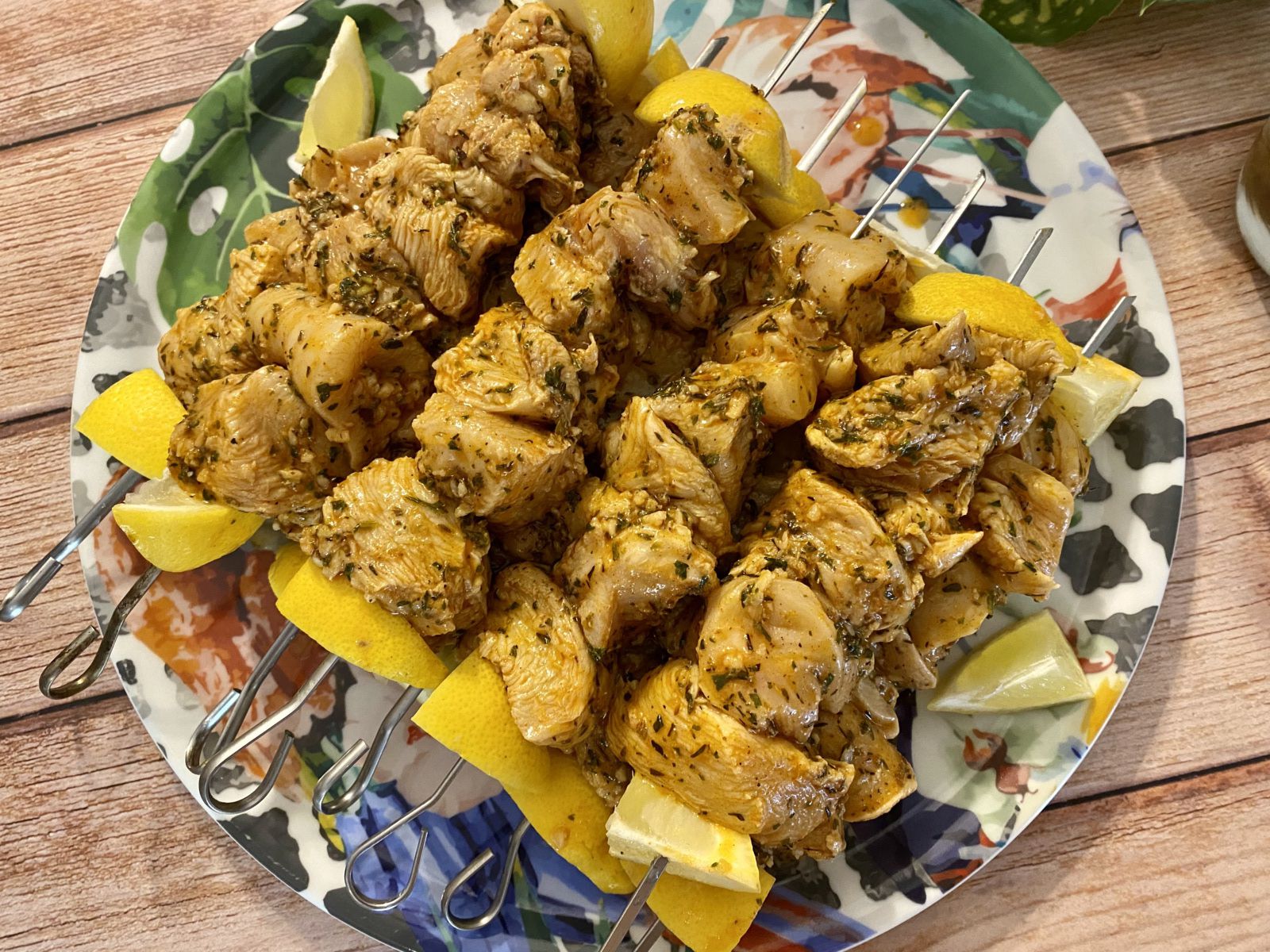 Brochettes de poulet mariné au citron, ail, épices