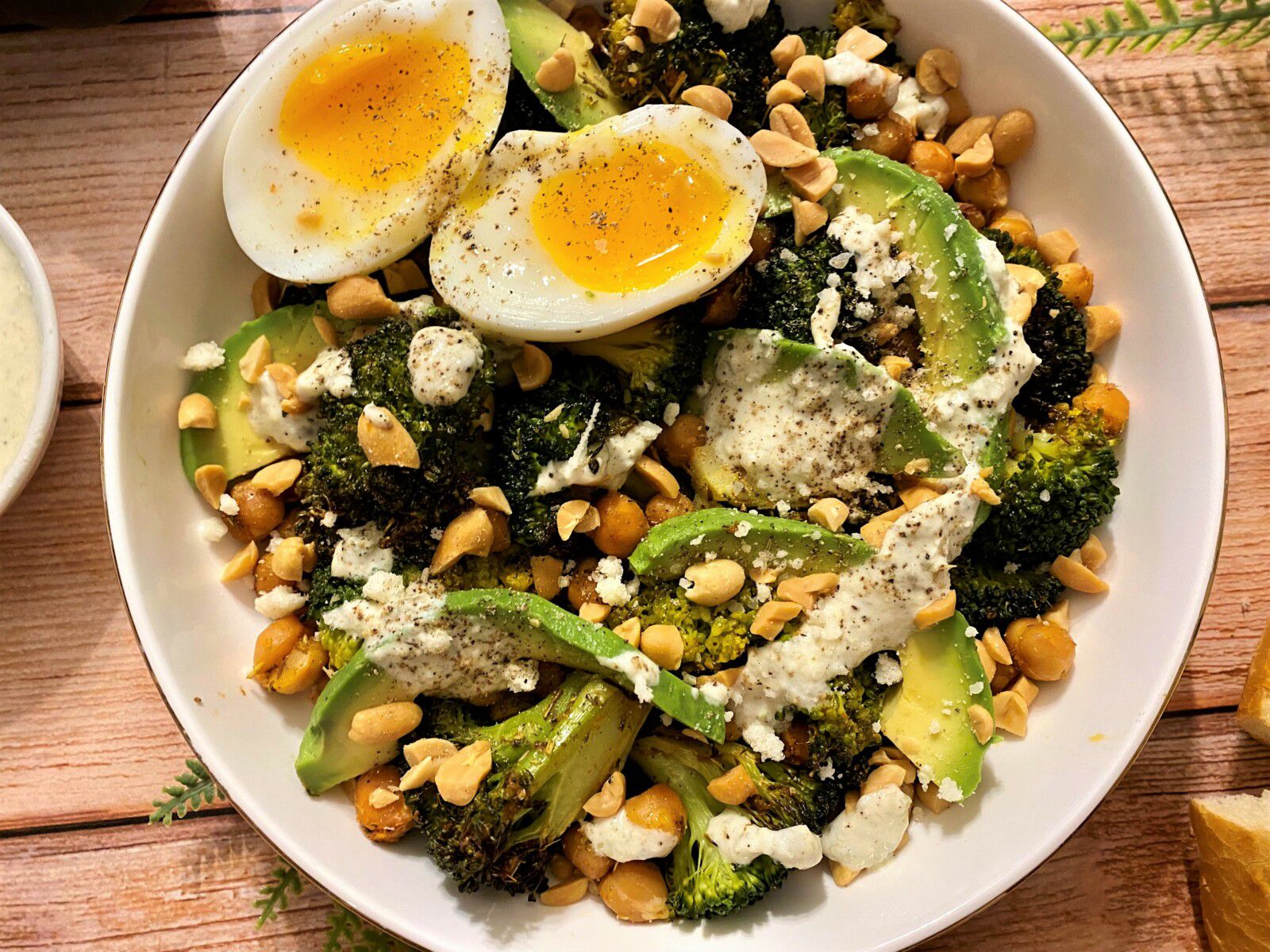 Salade de brocoli et pois chiches croustillants façon Caesar