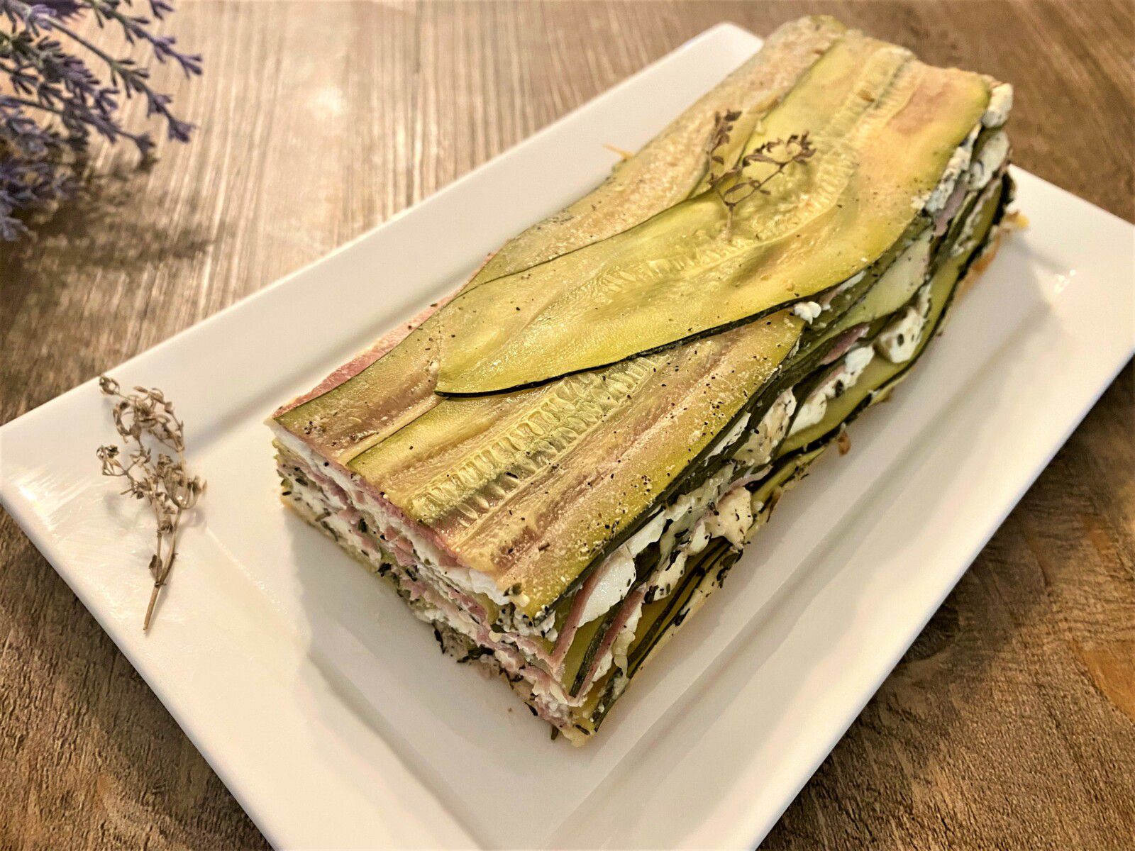 Millefeuille de courgette au jambon et à la feta