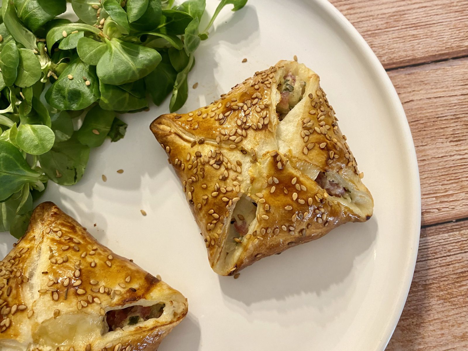 Panier feuilleté au bacon, oignon et chèvre
