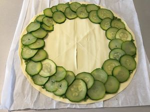 Couronne feuilletée pesto, courgette, chèvre et pignon de pin