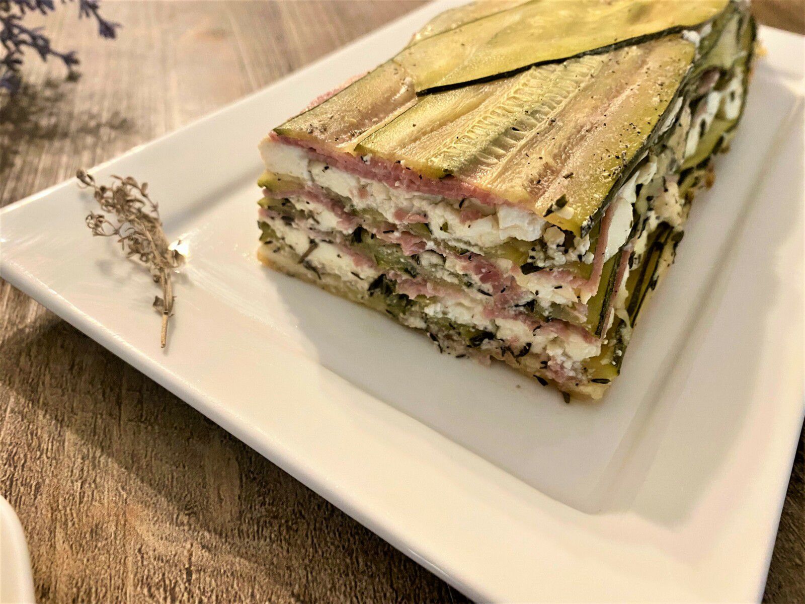 Millefeuille de courgette au jambon et à la feta