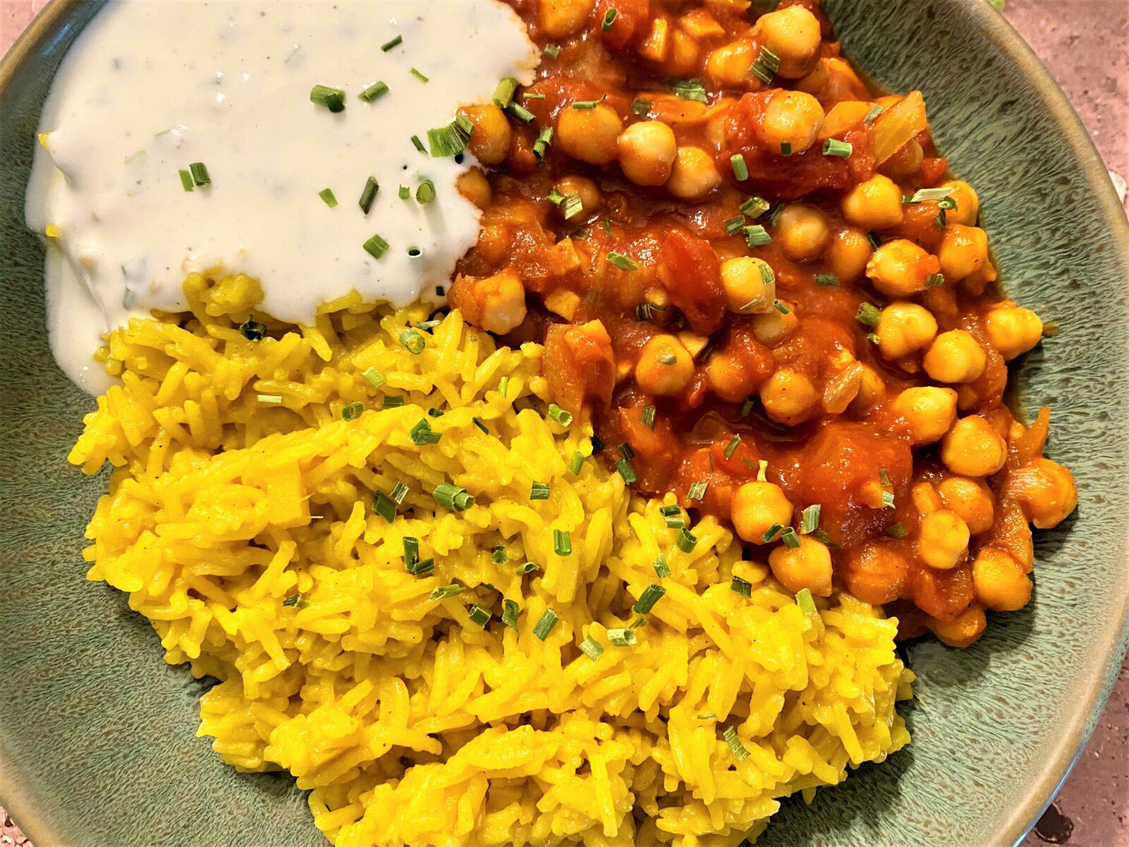 Riz au curry, pois chiches aux épices et sauce au yaourt