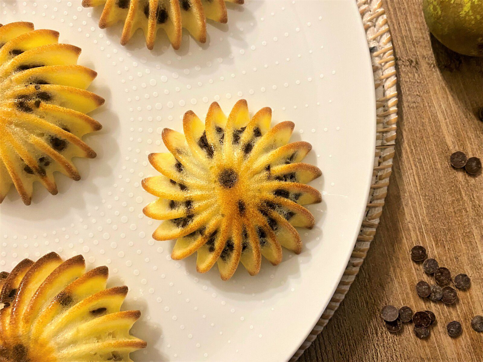 Moelleux au fromage blanc, poires et pépites de chocolat