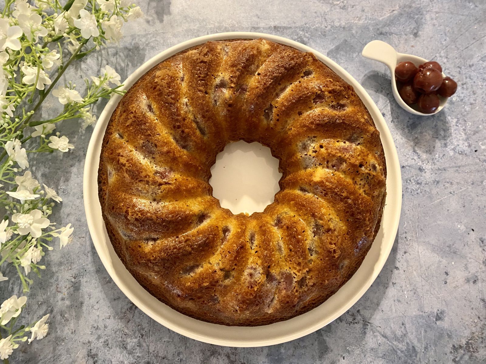 Gâteau au yaourt, cerises amarena et amande
