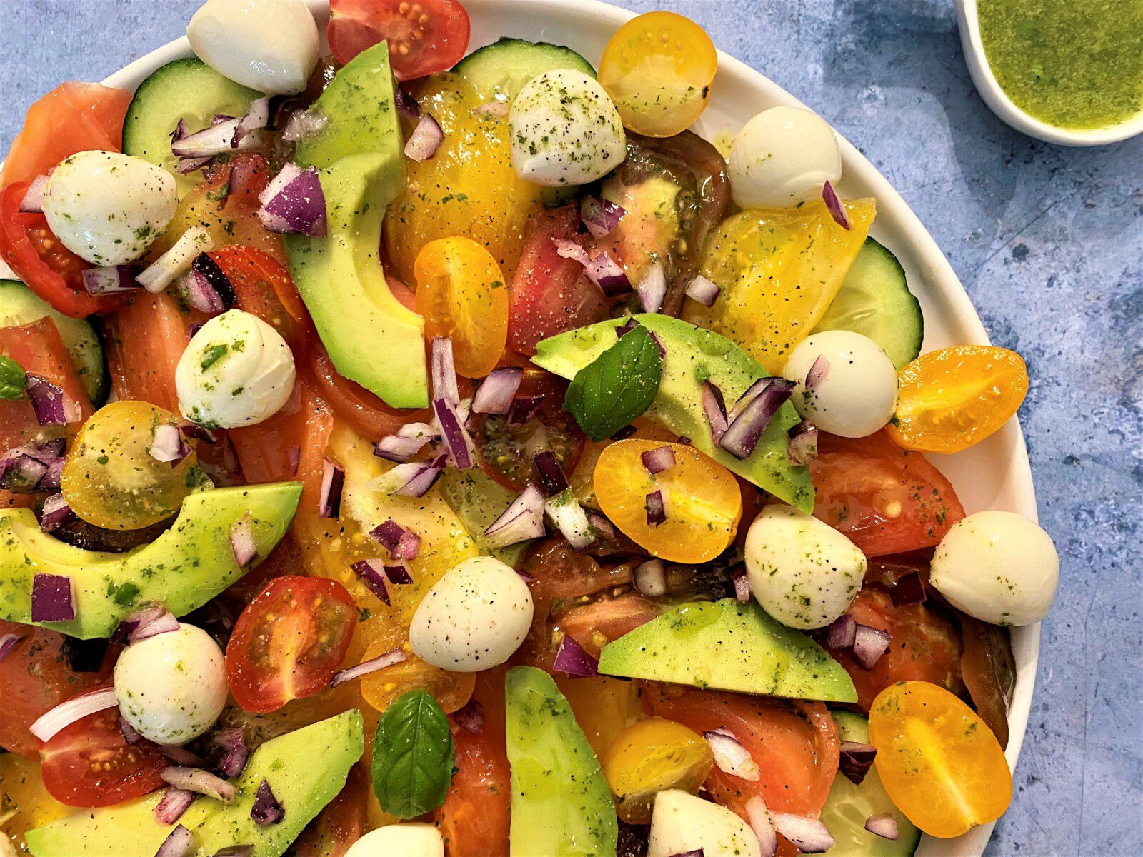 Salade composée de tomates, concombre, avocat et mozzarella