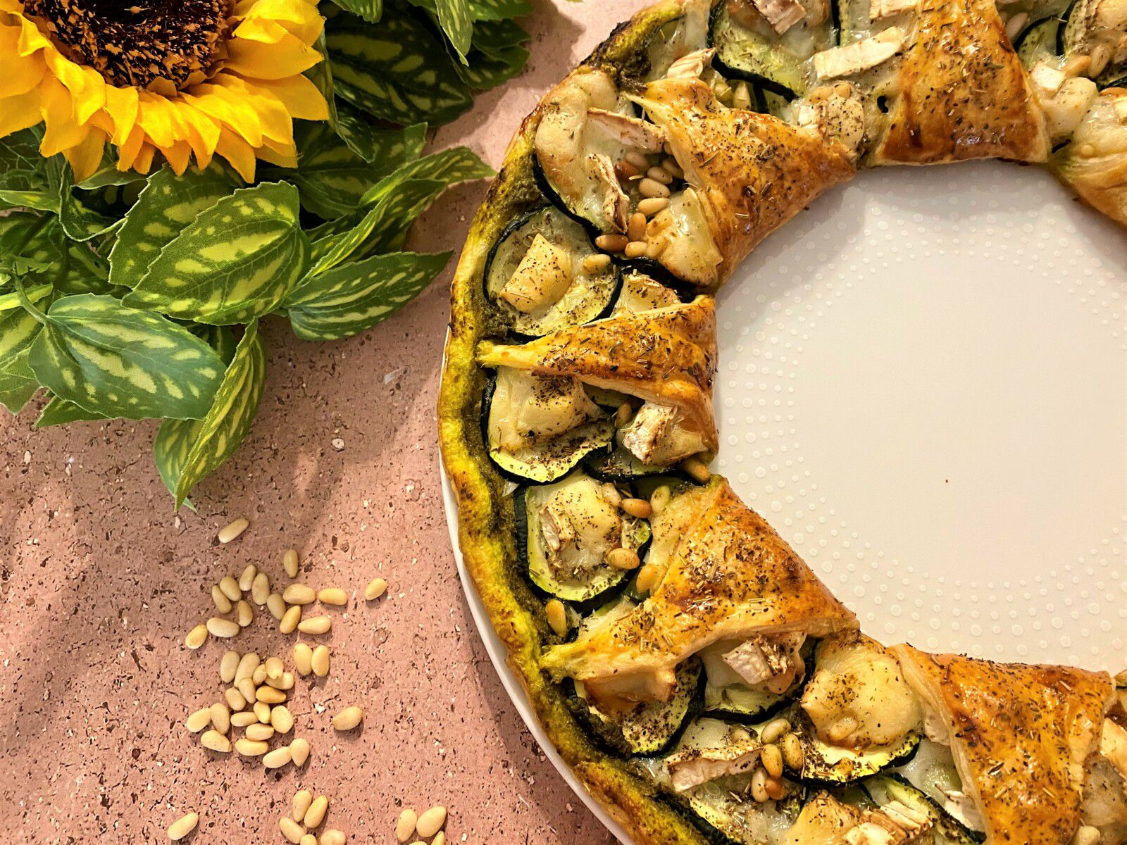 Couronne feuilletée pesto, courgette, chèvre et pignon de pin