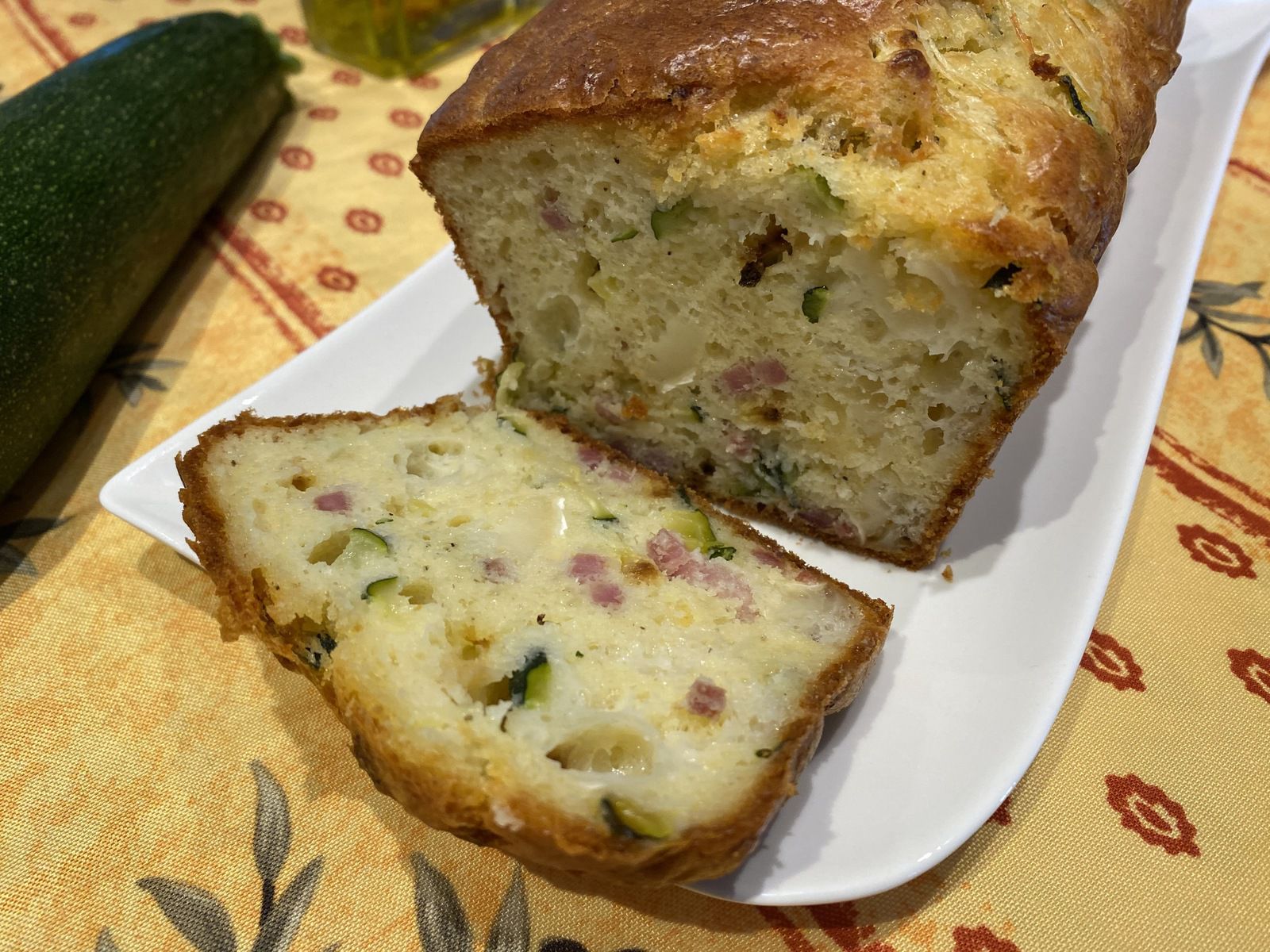 Cake aux courgettes, chèvre et lardons