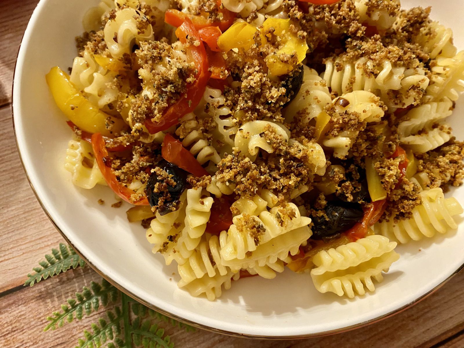 Penne au poivron, origan et olives noires