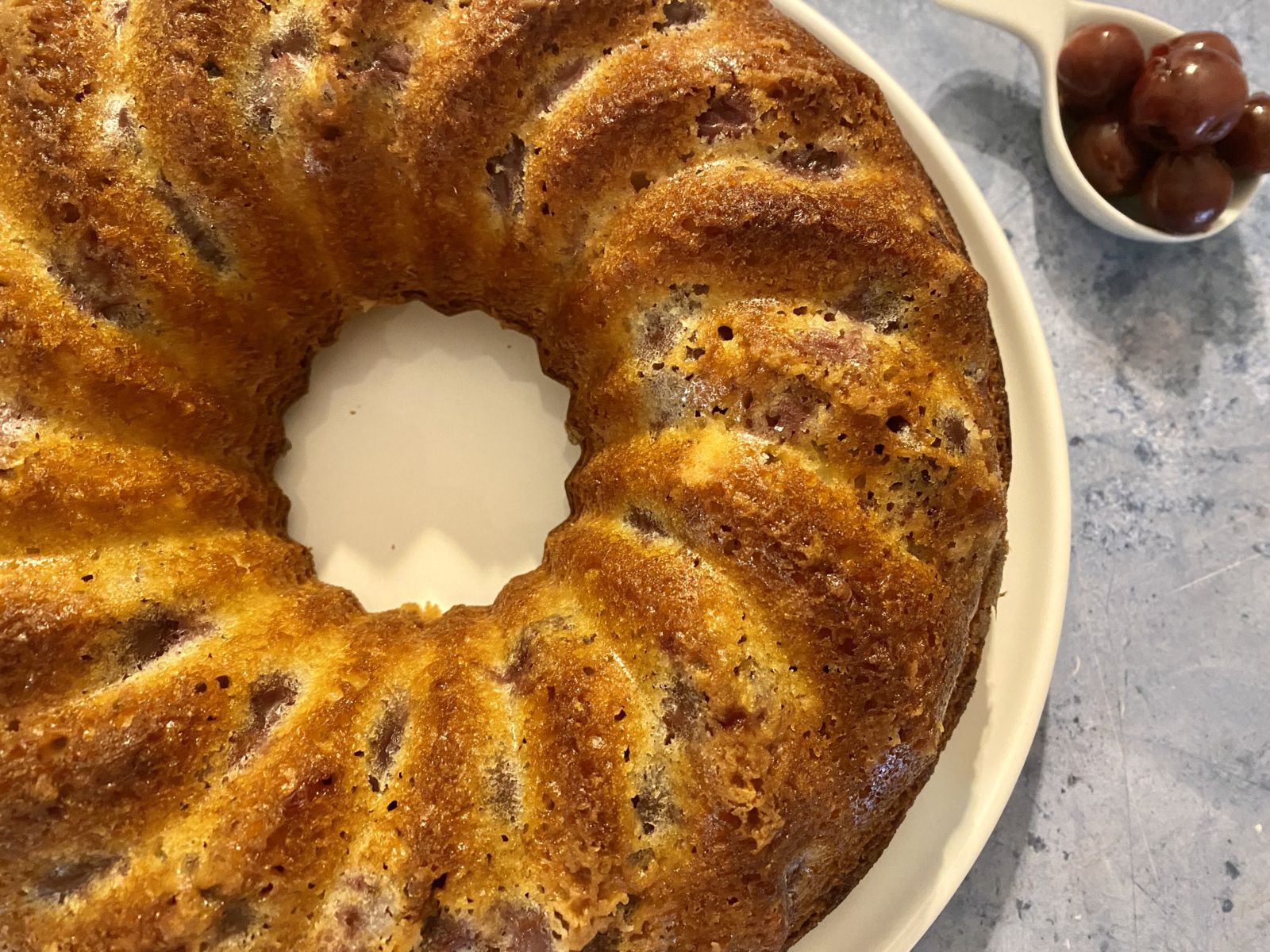Gâteau au yaourt, cerises amarena et amande